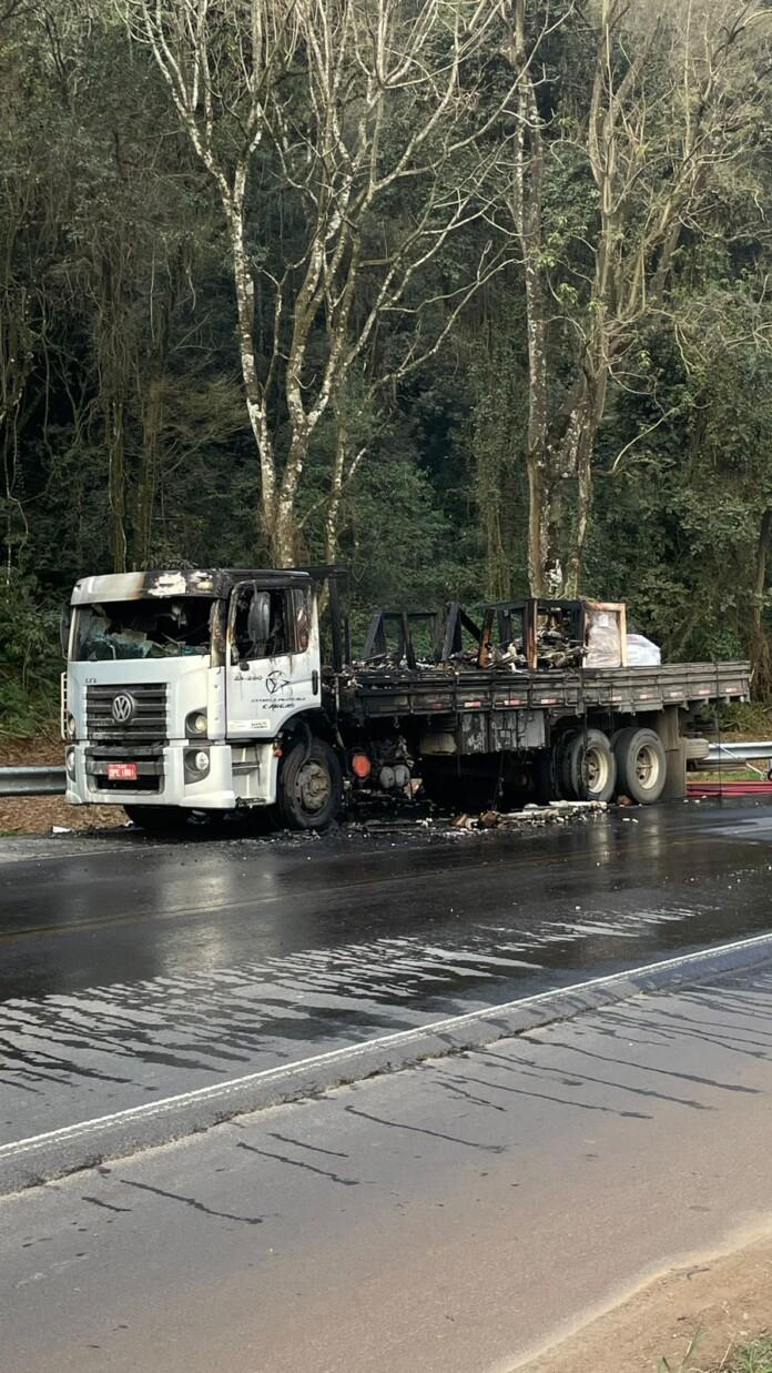 Caminhão pega fogo em Chapecó