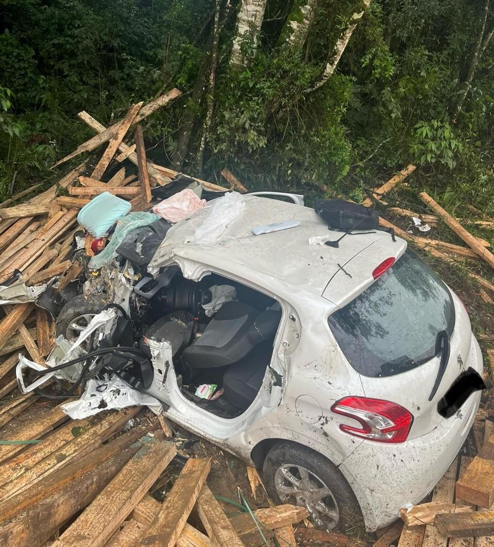 Motorista morre em grave colisão entre carro e caminhão na BR-282