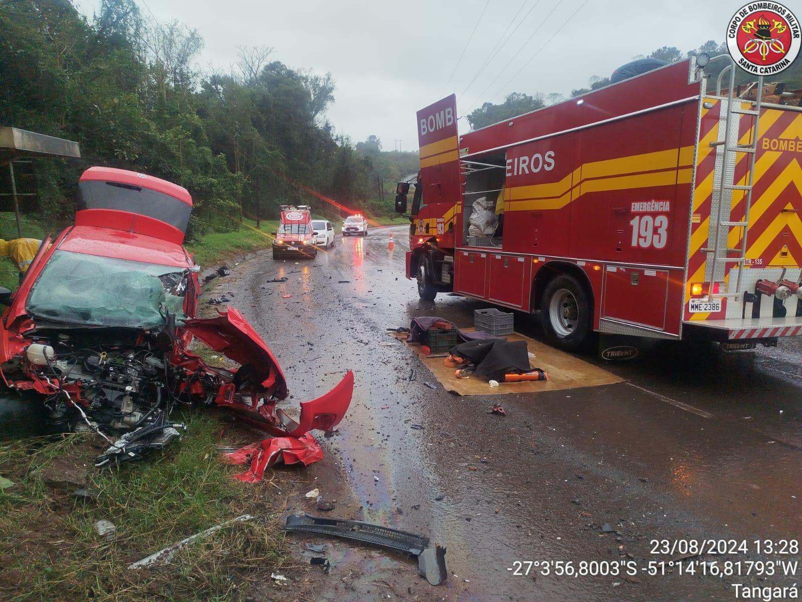 Mulher morre após violenta colisão entre carro e caminhão no Oeste de Santa Catarina