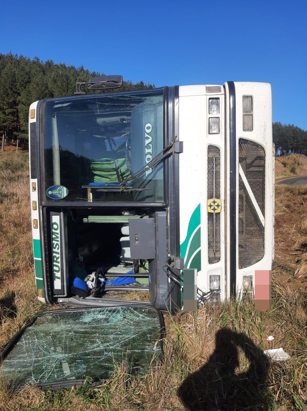 Tombamento de ônibus deixa pelo menos 16 pessoas feridas em Água Doce