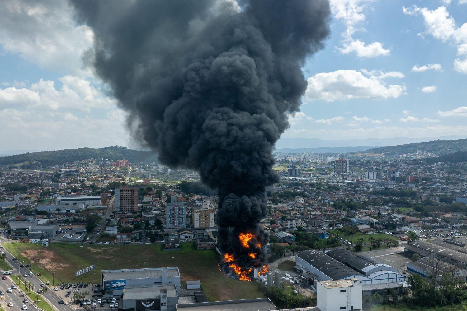 Incêndio de grandes proporções em indústria mobiliza mais de 40 bombeiros