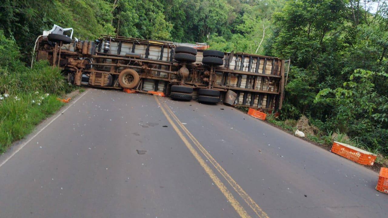 Acidente com caminhão interdita totalmente a SC -155, em Xavantina (vídeo)