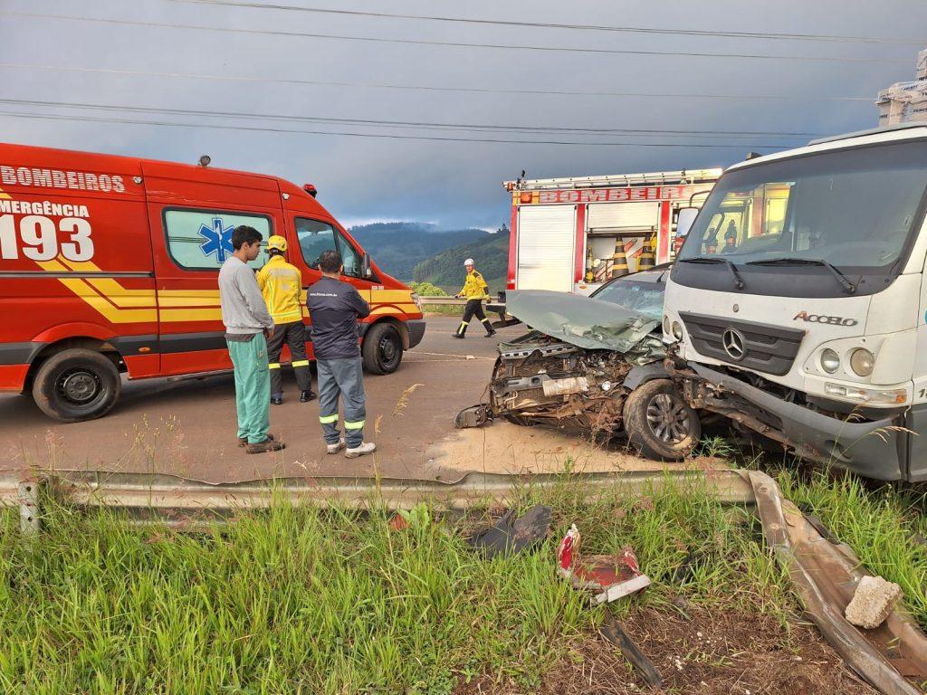 Acidente entre carro e caminhão deixa uma pessoa ferida em Seara