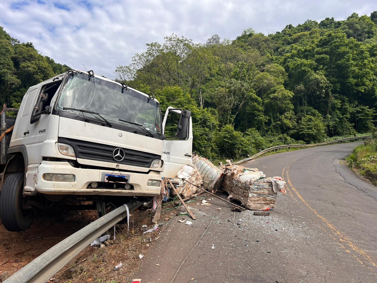 Caminhão fica sem freios e tomba fora da pista em Arvoredo