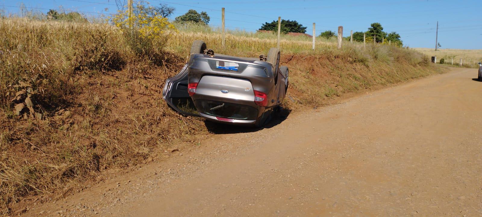 Capotamento de veículo deixa mulher ferida em Piratuba