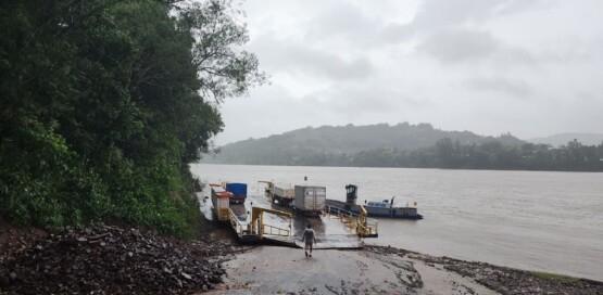 Carro cai no Rio Uruguai após acidente em balsa no Oeste de SC