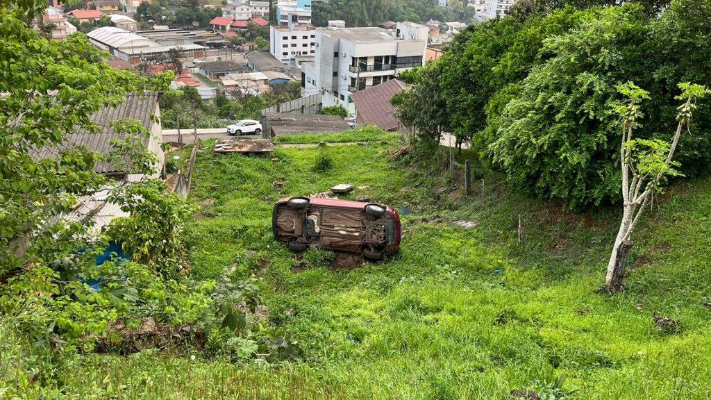 Carro se movimenta sozinho e cai em barranco em Seara