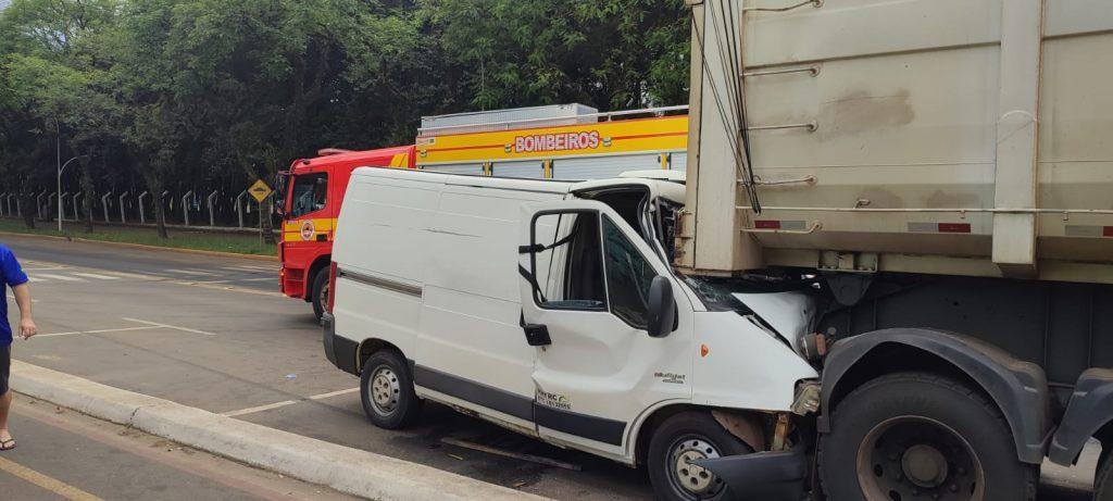 Colisão deixa motorista preso às ferragens em Maravilha