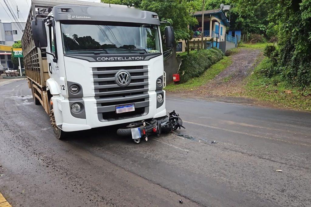 Colisão entre moto e caminhão na Avenida Beira Rio, em Seara