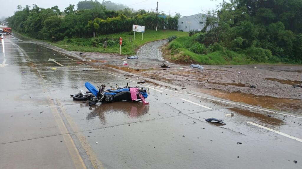 Colisão frontal entre carro e moto deixa duas vítimas fatais no Oeste de SC