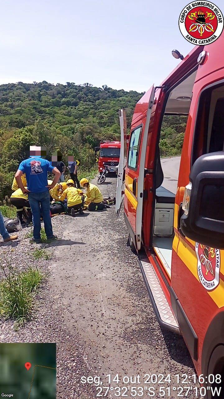 Condutor perde controle de moto e cai em ribanceira de 10 metros de altura