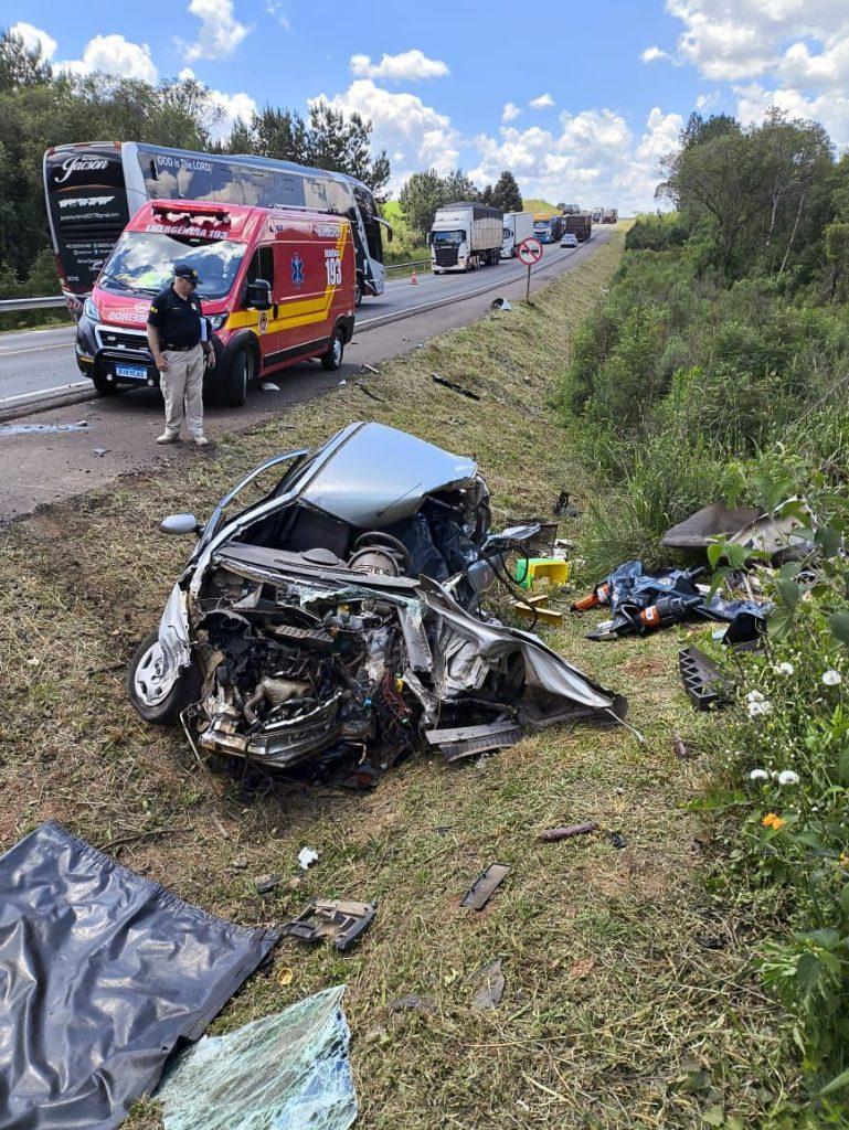 Homem morre em colisão entre carro e caminhão na BR-282 em Ponte Serrada