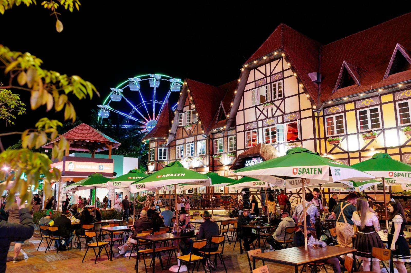 Oktoberfest é aberta oficialmente em Blumenau