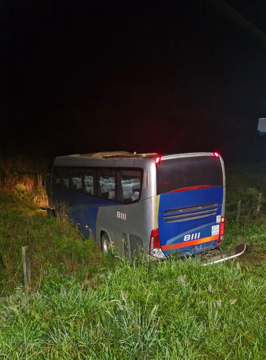 Ônibus que transportava alunos de faculdade se envolve em acidente na BR-116