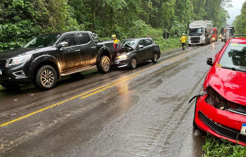 Quatro veículos se envolvem em acidente na SC-283 em Arvoredo