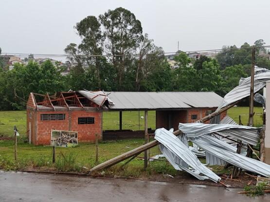 Tempestade provoca estragos em várias cidades do Rio Grande do Sul;