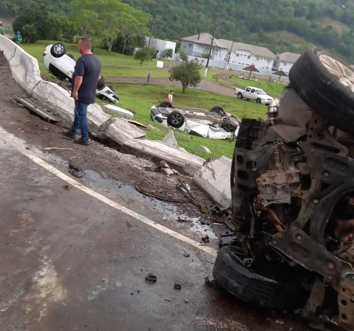 Tombamento de caminhão-cegonha deixa SC-480 interditada no acesso à Chapecó