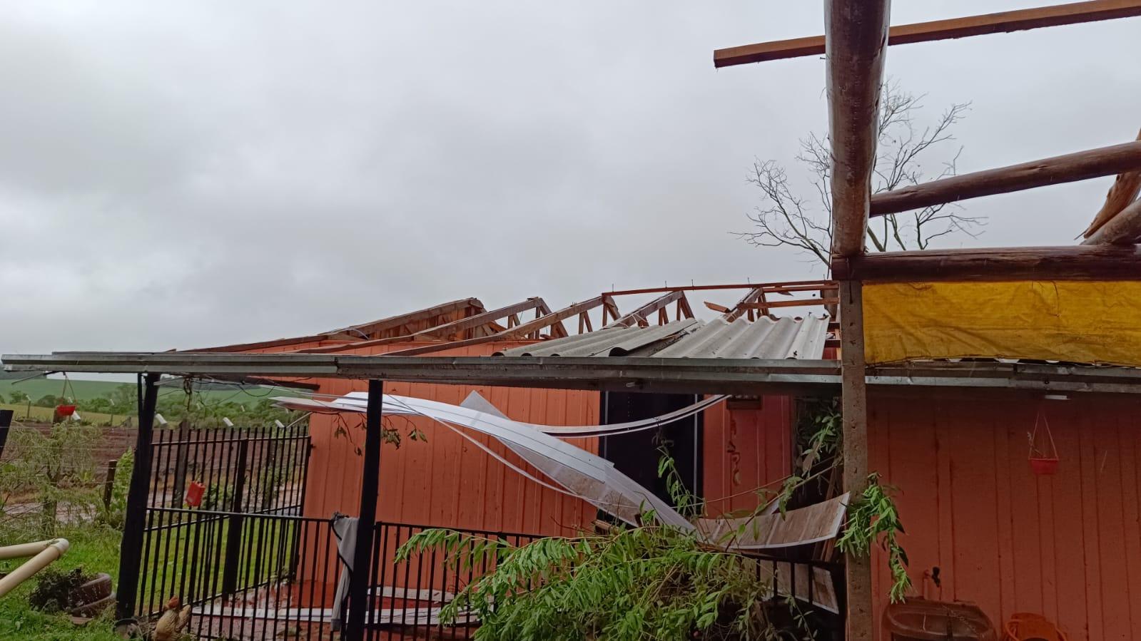 Vendaval e chuva intensa provocam danos em municípios do Oeste