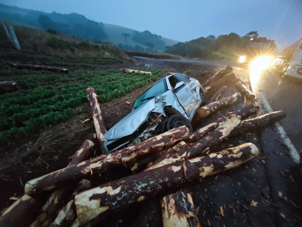 Cena de filme de terror: Grave acidente com carga de toras deixa feridos no Oeste de Santa Catarina