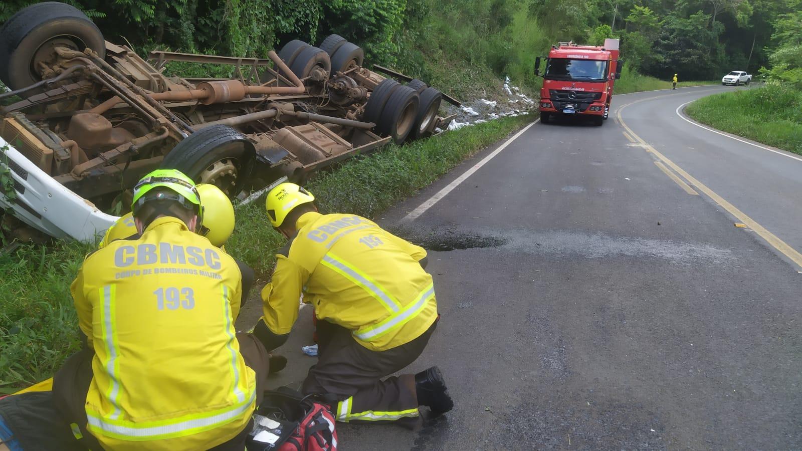 Motorista fica ferido ao sair da pista e capotar caminhão em Xanxerê