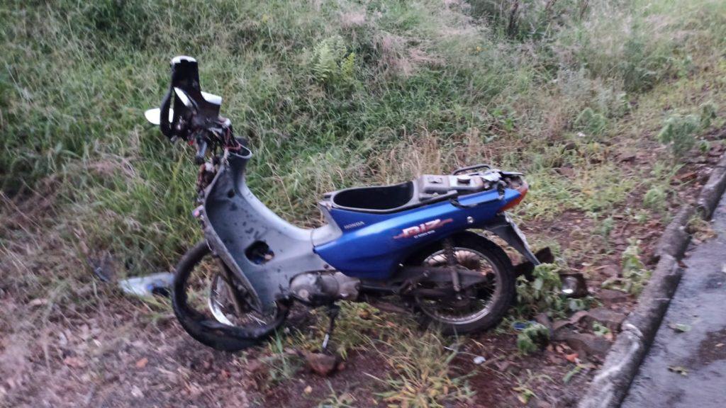 Mulher gravemente ferida em acidente entre carro e moto no Oeste