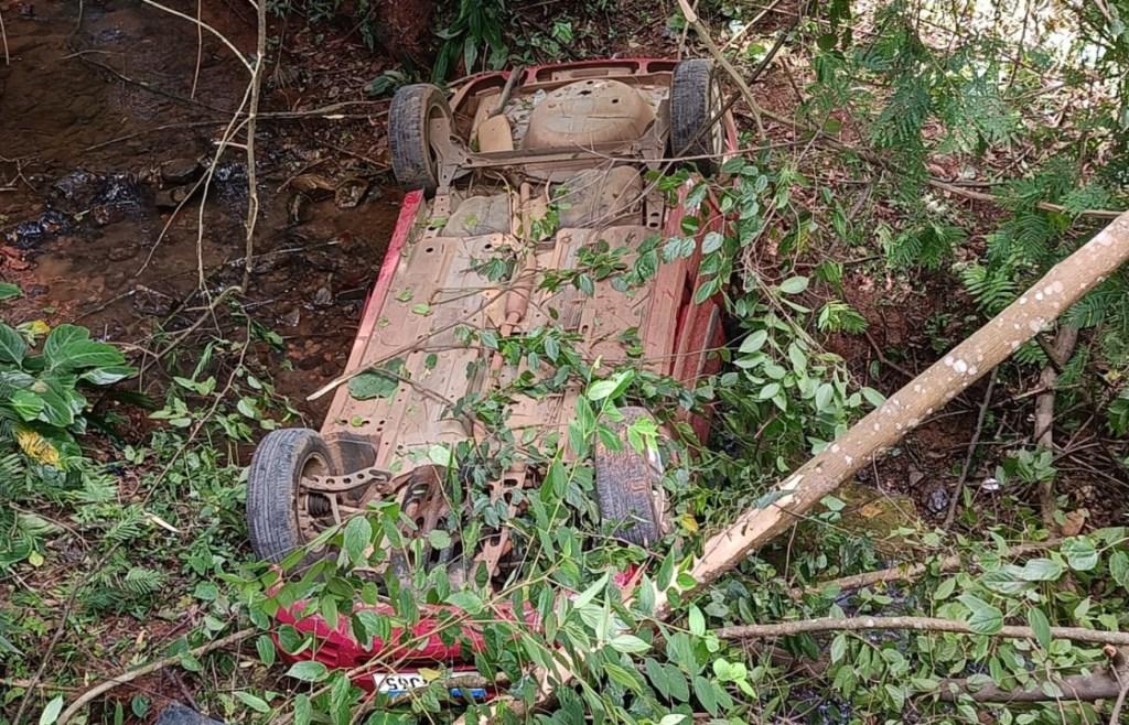 Adolescente morre após automóvel cair em córrego em Concórdia