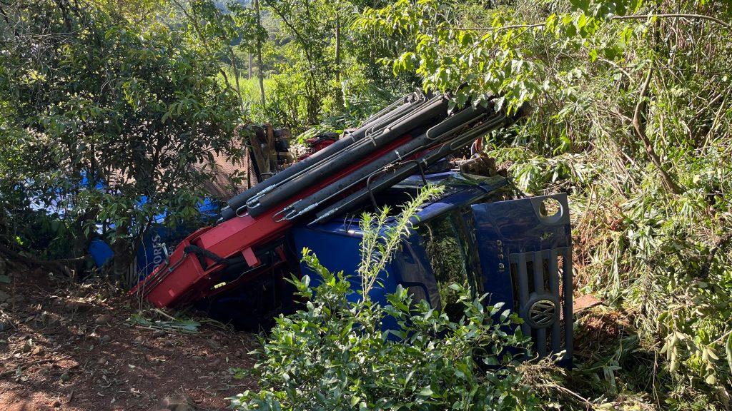 Caminhão tomba nas proximidades da ponte do Contorno Viário em Seara