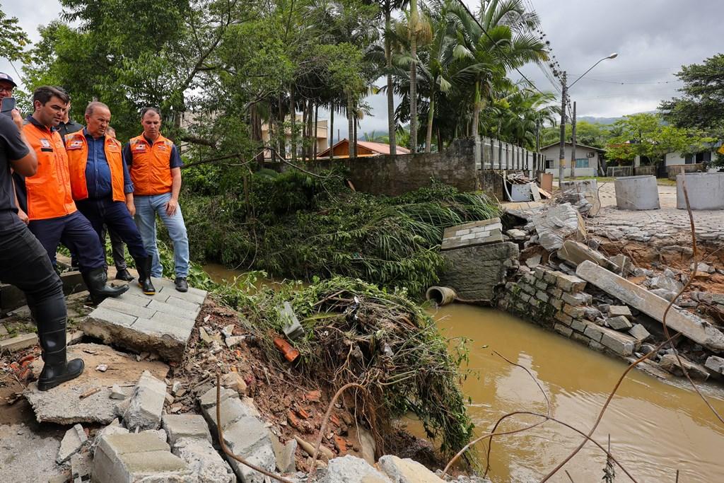 Chuvas causam morte e já fazem 13 cidades decretarem situação de emergência em SC