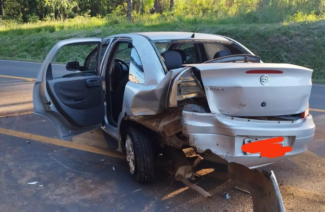 Motorista é socorrida com ferimentos após acidente entre carro e caminhão na BR-282