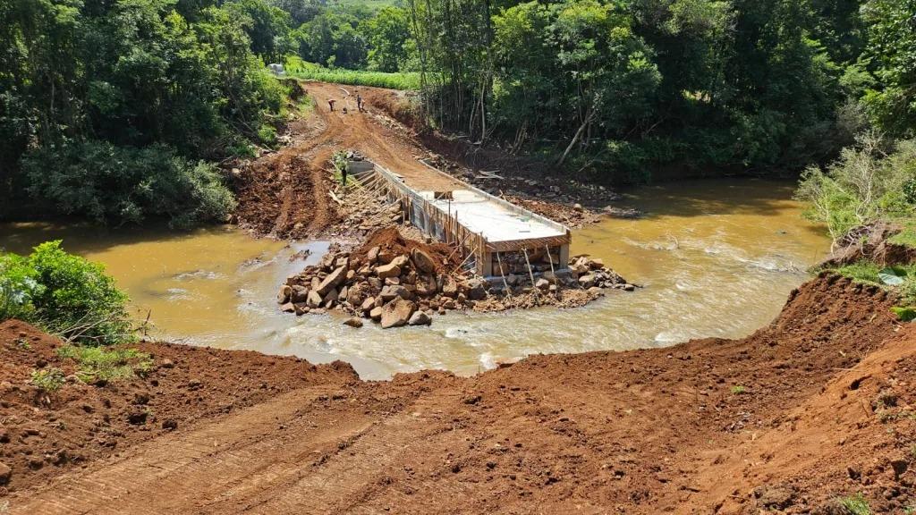 Seguem os trabalhos de construção da ponte calha em linha Dom Pedro