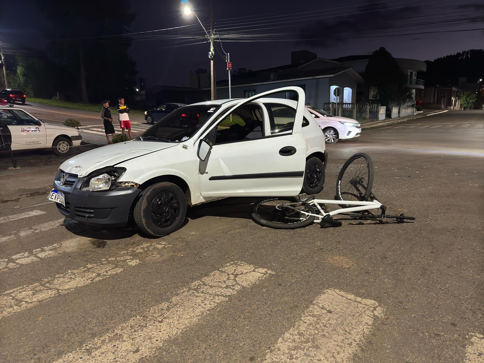 Adolescente é socorrido após acidente entre carro e bicicleta em Ponte Serrada