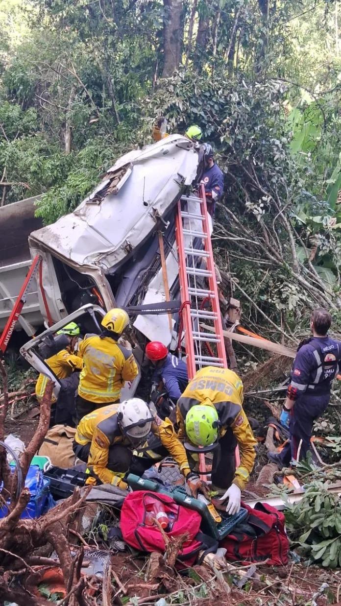 Caminhão fica destruído em acidente no acesso a Paial