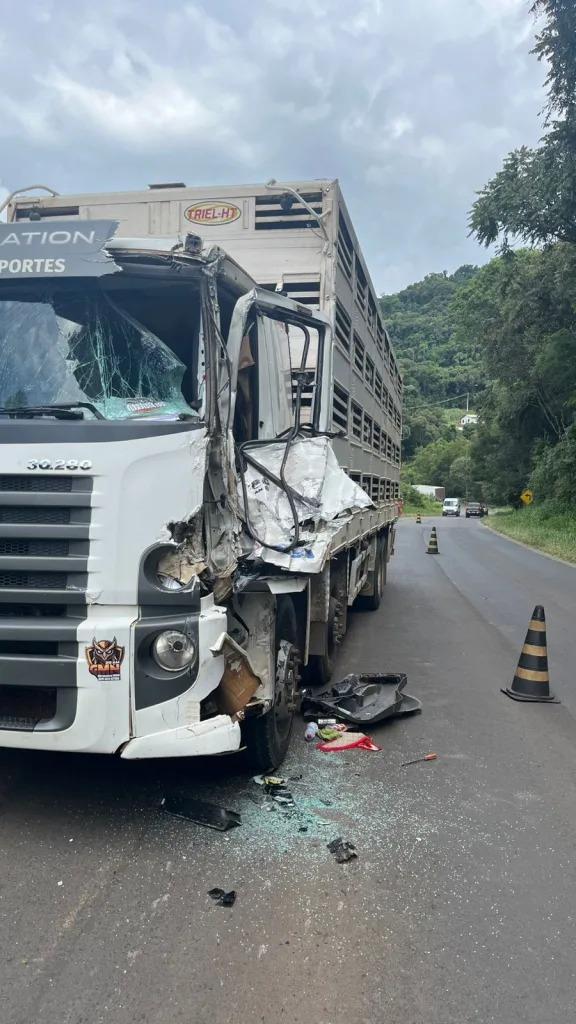 Acidente entre dois caminhões é registrado na SC-283, em Seara